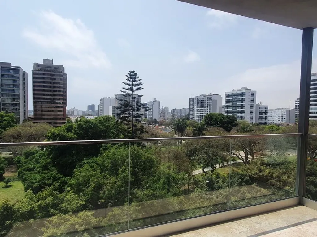 Departamento en San Isidro, frente a parque, calle Los Eucaliptos